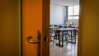 احتجاج المعلمين يقتصر على المركز وخصومات على رواتب المتغيبين