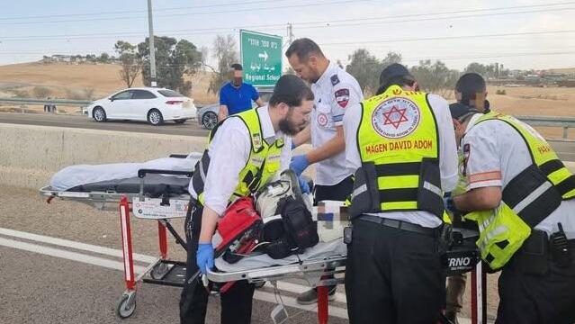 طفل يُقتل وستة جرحى في النقب