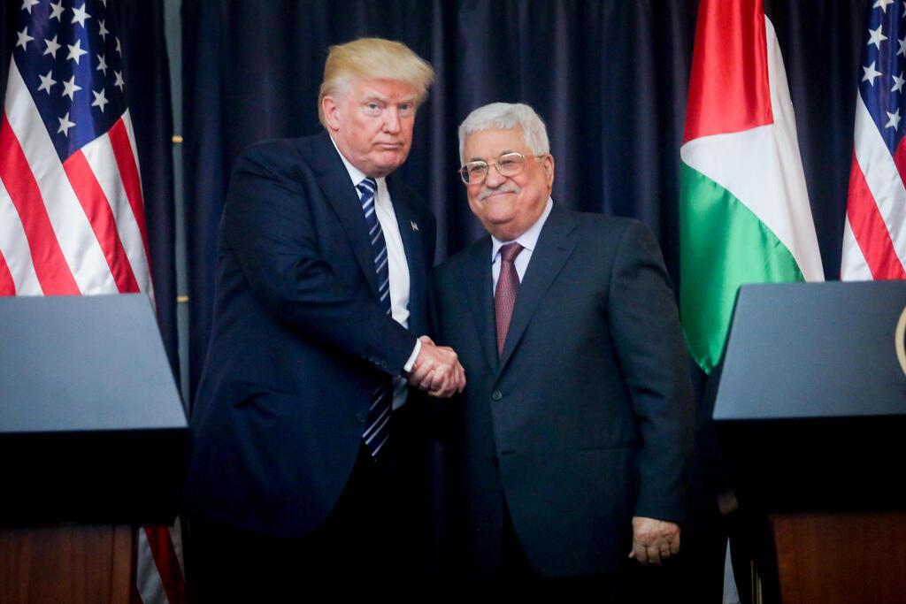 الرئيس الفلسطيني محمود عباس والرئيس الأمريكي دونالد ترامب