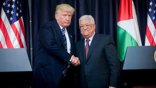 الرئيس الفلسطيني محمود عباس والرئيس الأمريكي دونالد ترامب