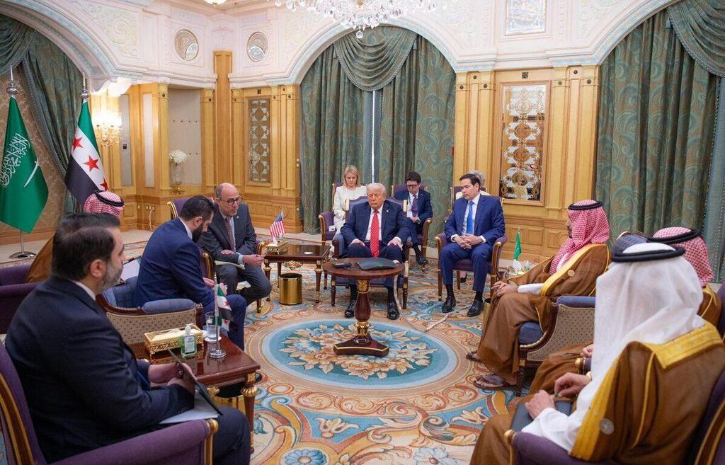 الرئيس السوري الشرع مع ترامب وولي العهد محمد بن سلمان