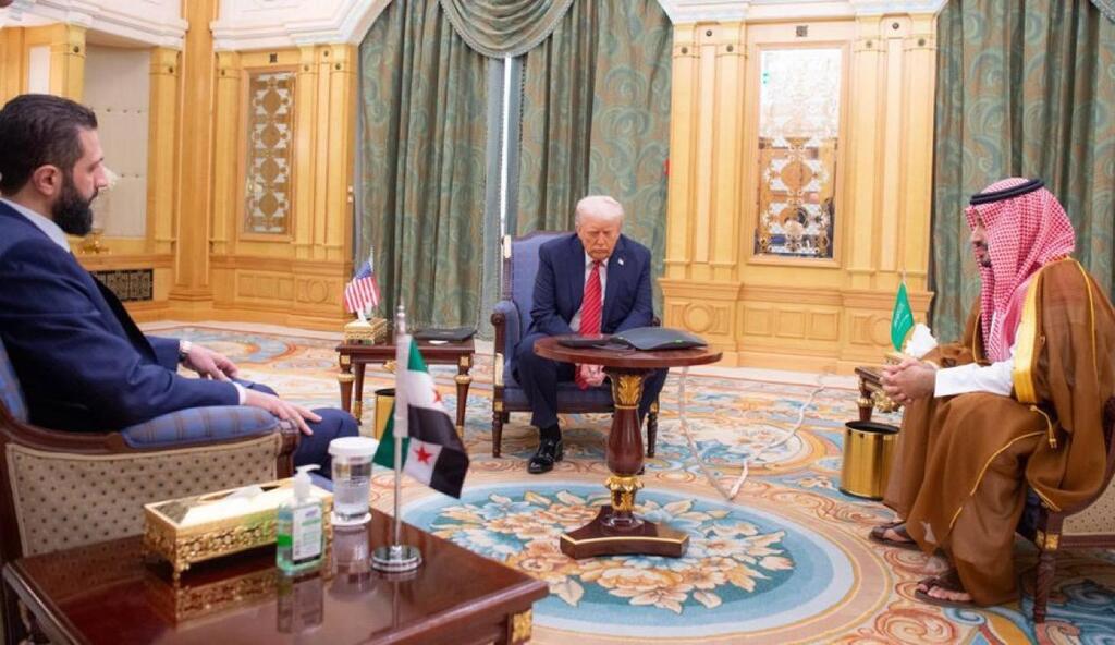 الرئيس السوري الشرع والرئيس الأمريكي ترامب مع ولي العهد السعودي محمد بن سلمان (وكالة الأنباء السعودية) الرئيس السوري الشرع والرئيس الأمريكي ترامب مع ولي العهد السعودي محمد بن سلمان