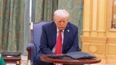 الرئيس السوري الشرع والرئيس الأمريكي ترامب مع ولي العهد السعودي محمد بن سلمان