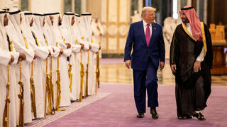 الرئيس دونالد ترامب يمع ولي العهد السعودي الأمير محمد بن سلمان آل سعود