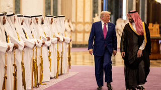 الرئيس دونالد ترامب يمع ولي العهد السعودي الأمير محمد بن سلمان آل سعود