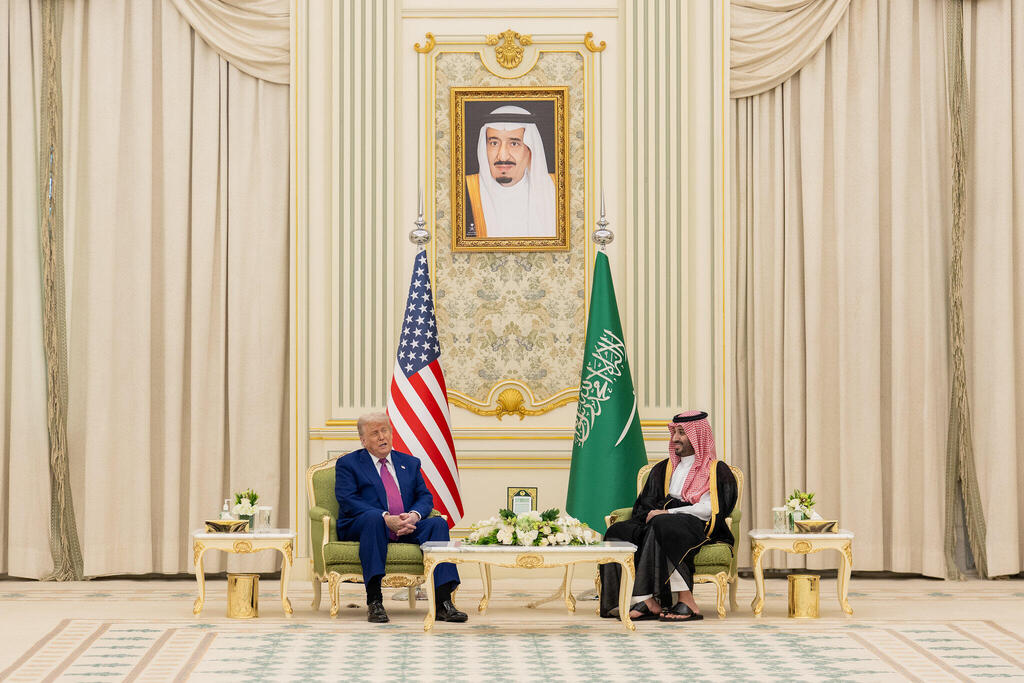 الرئيس دونالد ترامب يمع ولي العهد السعودي الأمير محمد بن سلمان آل سعود