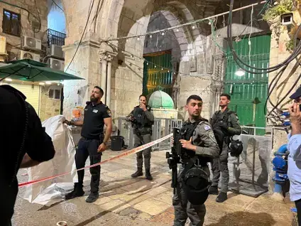 إصابة شرطي بعملية طعن في القدس القديمة وإطلاق النار على المنفذ (تُستخدم هذه الصورة بموجب البند 27 أ من قانون الحقوق الأدبية (2007)) إصابة شرطي بعملية طعن في القدس القديمة وإطلاق النار على المنفذ