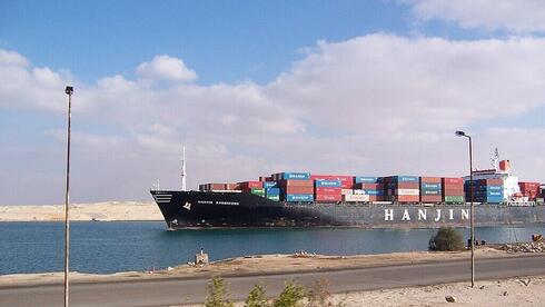 سفينة شحن تعبر قناة السويس- صورة توضيحية