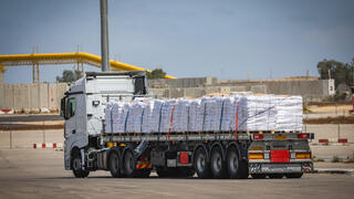 شاحنات مساعدات إنسانية قبل دخولها قطاع غزة