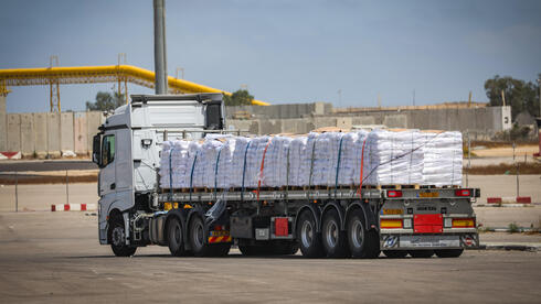 شاحنات مساعدات إنسانية قبل دخولها قطاع غزة