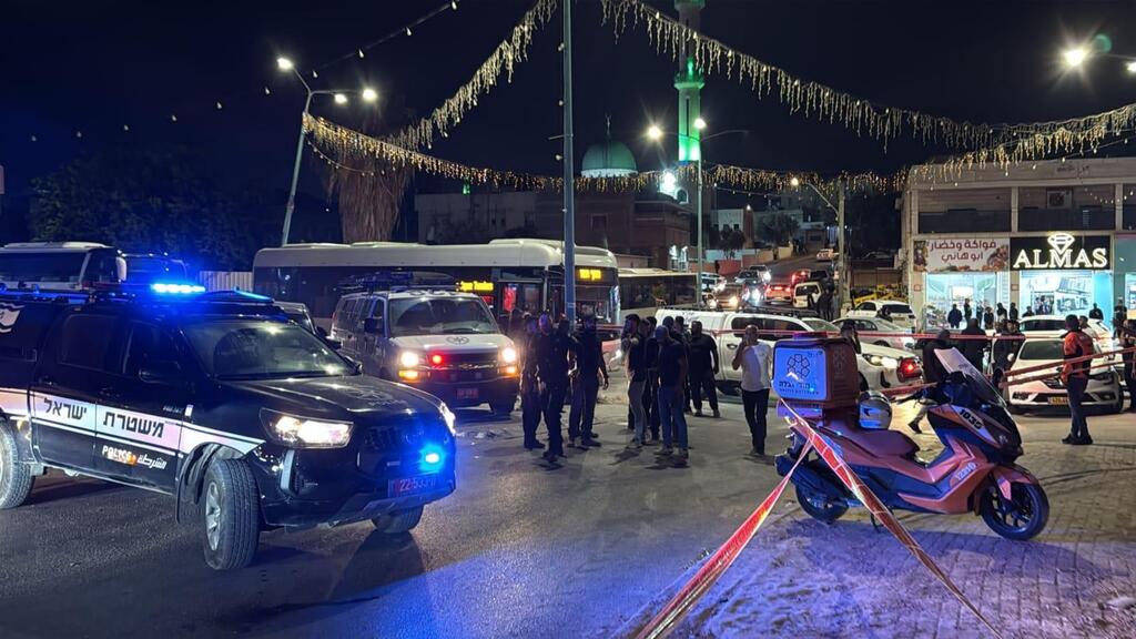 أنباء أولية عن إصابة حرجة بجريمة إطلاق نار على سائق شاحنة في مدينة رهط ( (وفق البند 27 أ من قانون الحقوق الأدبية (2007))) أنباء أولية عن إصابة حرجة بجريمة إطلاق نار على سائق شاحنة في مدينة رهط