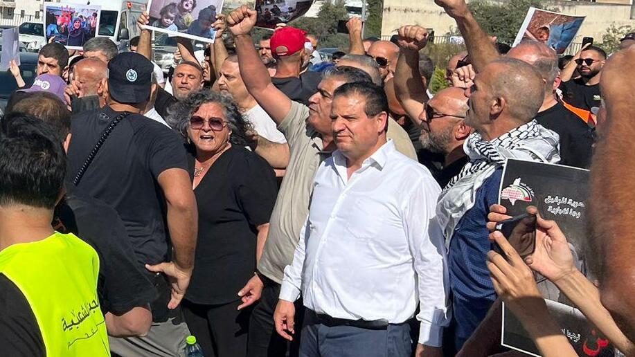 توتر بين المتظاهرين والشرطة خلال مسيرة ضد الحرب في أم الفحم