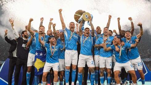نابولي يُتوّج بلقب الدوري الإيطالي للمرة الرابعة بعد موسم دراماتيكي