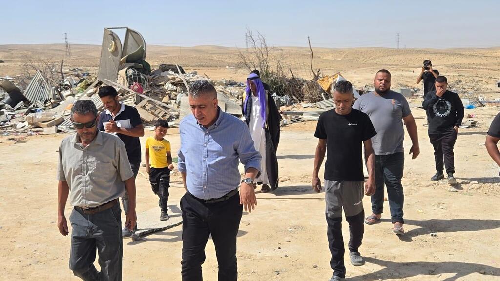 يوسف العطاونة في البيوت المهدومة في النقب