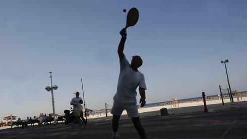 ممارسة الرياضة - رياضة المشي ولعب التنس