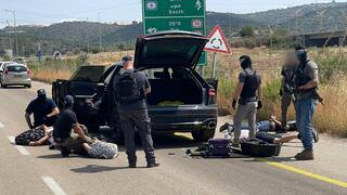 الشرطة: إحباط محاولة تنظيم "استعراض شرف" لمحرّر من السجن وضبط مشتبهين وأسلحة