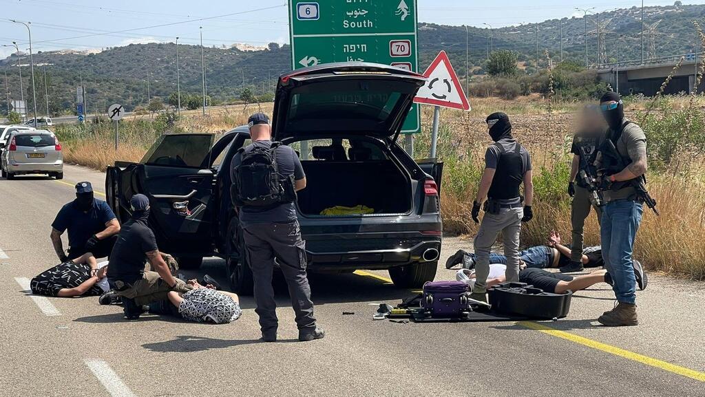 الشرطة: إحباط محاولة تنظيم "استعراض شرف" لمحرّر من السجن وضبط مشتبهين وأسلحة