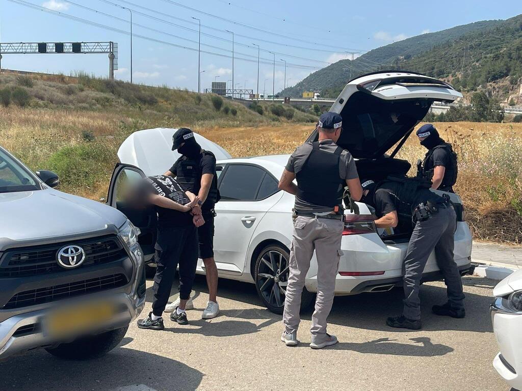 الشرطة: إحباط محاولة تنظيم "استعراض شرف" لمحرّر من السجن وضبط مشتبهين وأسلحة