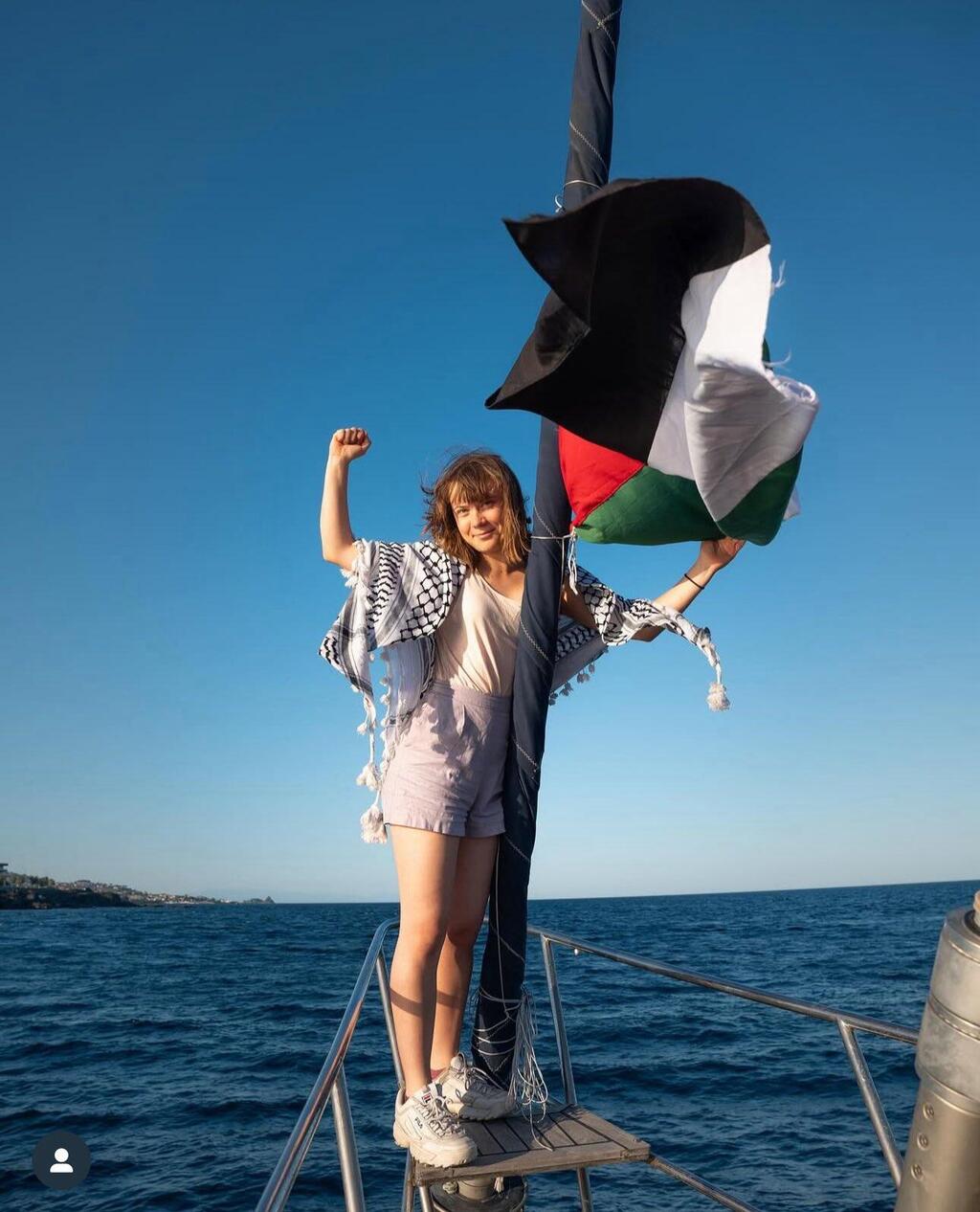 غريتا تونبرغ على متن السفينة "مادلين" خلال رحلتها نحو غزة، ضمن تحرك رمزي لكسر الحصار (تُستخدم هذه الصورة بموجب البند 27 أ من قانون الحقوق الأدبية (2007)) غريتا تونبرغ على متن السفينة "مادلين" خلال رحلتها نحو غزة، ضمن تحرك رمزي لكسر الحصار