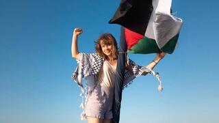 غريتا تونبرغ على متن السفينة "مادلين" خلال رحلتها نحو غزة، ضمن تحرك رمزي لكسر الحصار