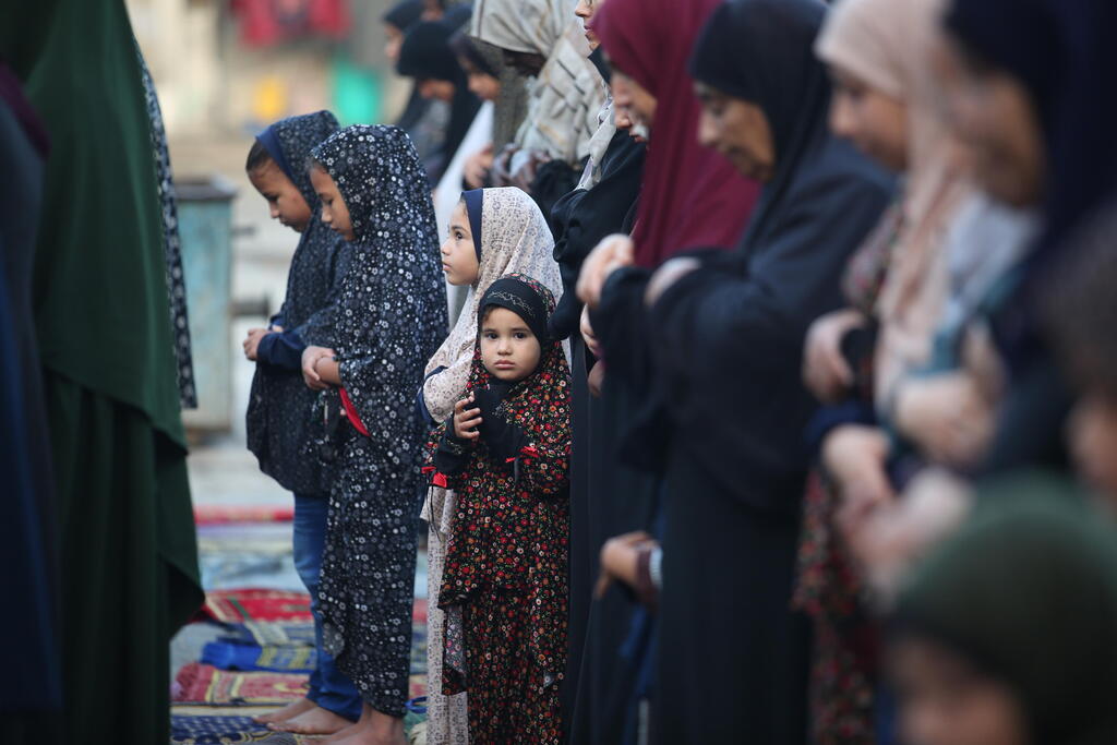 غزة تستقبل عيد الأضحى وسط الحداد: صلاة العيد وزيارات لقبور الضحايا