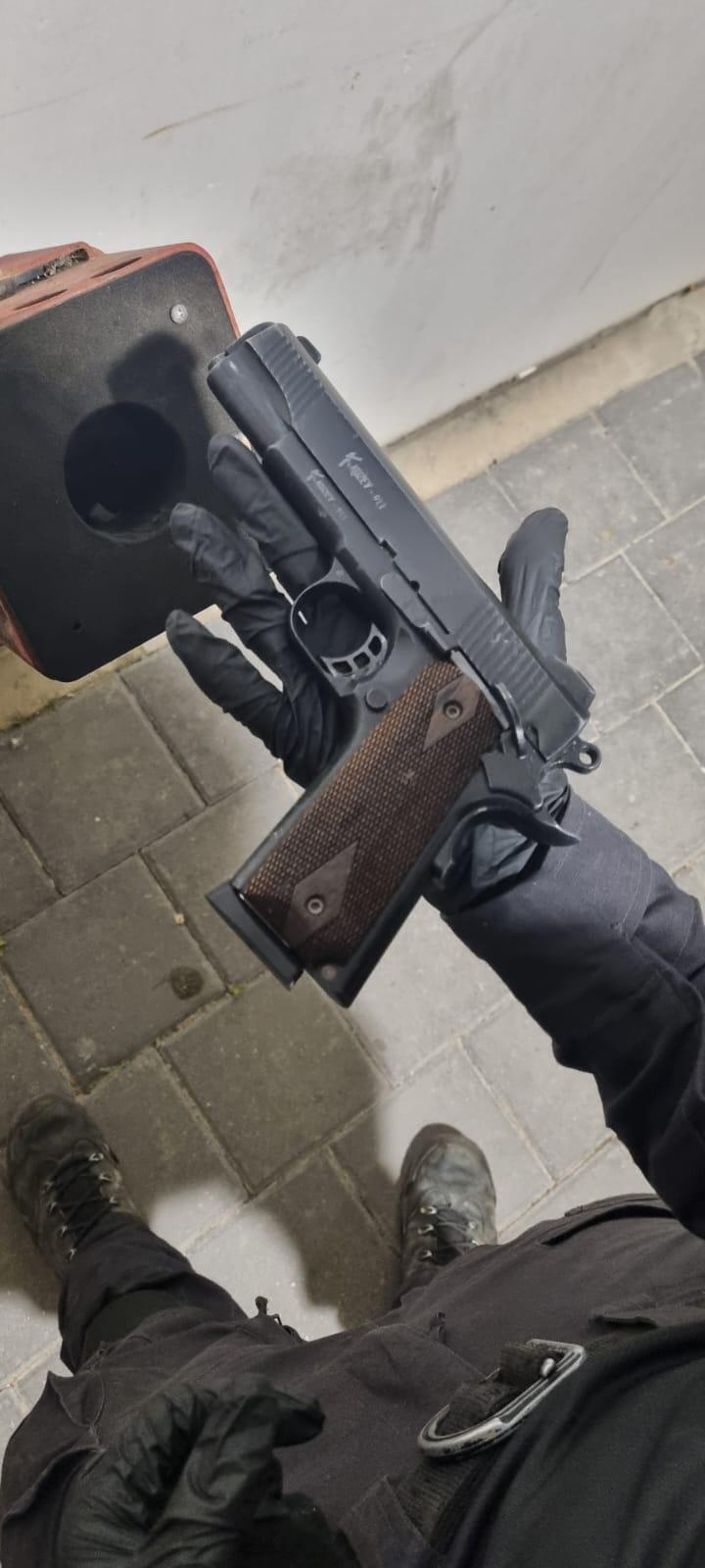 الشرطة: ضبط سلاح ومخازن واعتقال 3 مشتبهين خلال مداهمات في جسر الزرقاء