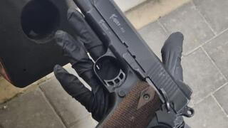 الشرطة: ضبط سلاح ومخازن واعتقال 3 مشتبهين خلال مداهمات في جسر الزرقاء