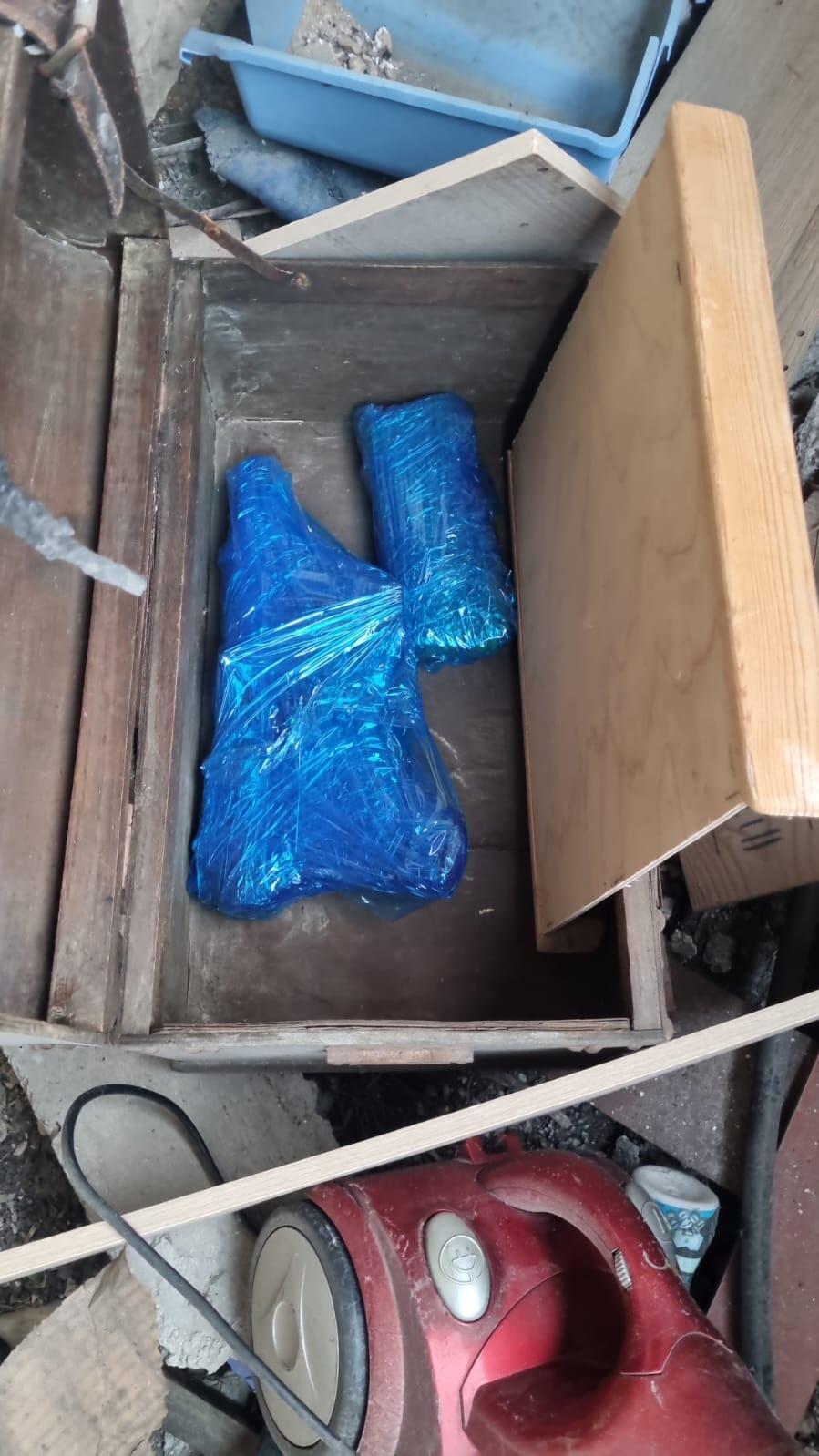 الشرطة: ضبط سلاح ومخازن واعتقال 3 مشتبهين خلال مداهمات في جسر الزرقاء