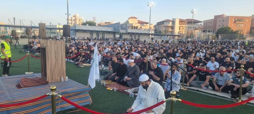 المصلين يؤدون صلاة عيد الأضحى في أم الفحم (تُستخدم هذه الصورة بموجب البند 27 أ من قانون الحقوق الأدبية (2007)) المصلين يؤدون صلاة عيد الأضحى في أم الفحم