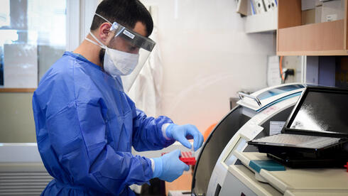 فحص دم في مختبر طبي