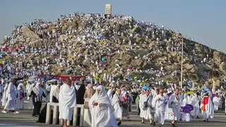 في أول أيام التشريق: الحجاج يواصلون رمي الجمرات الثلاث