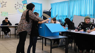 أثناء عملية الإقتراع - ارشيف