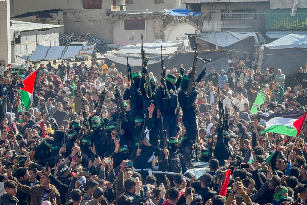 كتائب القسام تسلم أربعة محتجزين للصليب الأحمر في غزة
