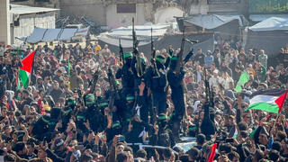 كتائب القسام تسلم أربعة محتجزين للصليب الأحمر في غزة