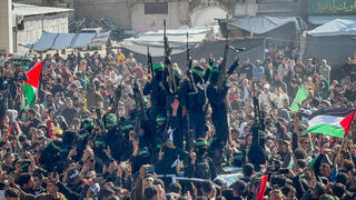 كتائب القسام تسلم أربعة محتجزين للصليب الأحمر في غزة