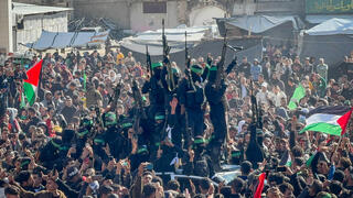 كتائب القسام تسلم أربعة محتجزين للصليب الأحمر في غزة