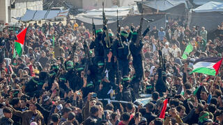 كتائب القسام تسلم أربعة محتجزين للصليب الأحمر في غزة