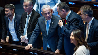 رئيس الوزراء بنيامين نتنياهو إلى جانب وزراء في الحكومة