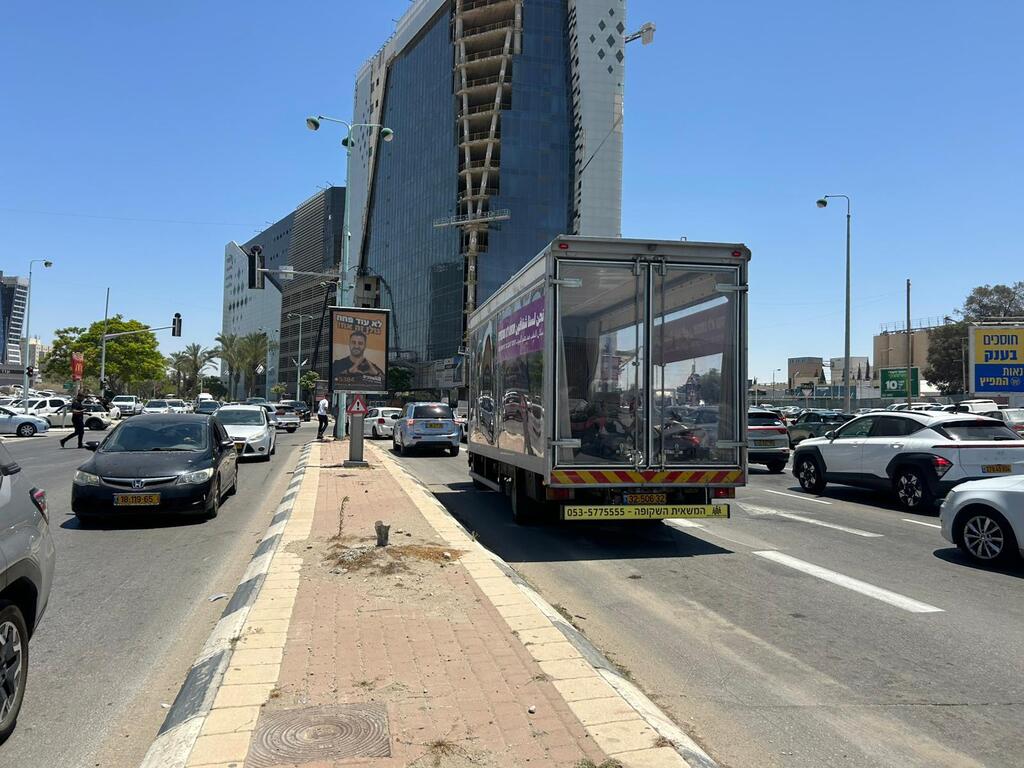 شاحنة محمّلة بأنقاض منزل مهدوم من النقب تصل إلى منزل نتنياهو في القدس (تصوير: حراك نقف معًا) شاحنة محمّلة بأنقاض منزل مهدوم من النقب تصل إلى منزل نتنياهو في القدس