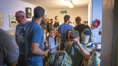 مواطنون إسرائيليون خلال دخولهم الملاجئ في القدس