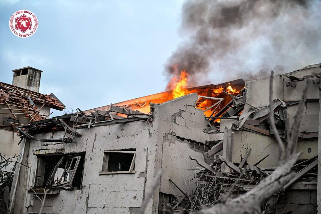 مقتل شخص وإصابة 20 آخرين بسقوط صاروخ إيراني في منطقة المركز (تصوير: كوبي ريختر / سلطة الإطفاء والإنقاذ في إسرائيل) مقتل شخص وإصابة 20 آخرين بسقوط صاروخ إيراني في منطقة المركز