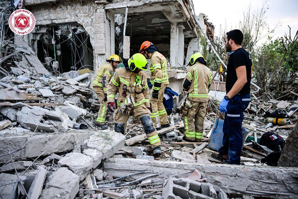 مقتل شخص وإصابة 20 آخرين بسقوط صاروخ إيراني في منطقة المركز (تصوير: كوبي ريختر / سلطة الإطفاء والإنقاذ في إسرائيل) مقتل شخص وإصابة 20 آخرين بسقوط صاروخ إيراني في منطقة المركز