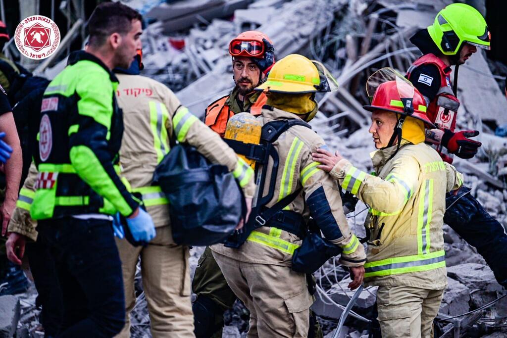 مقتل شخص وإصابة 20 آخرين بسقوط صاروخ إيراني في منطقة المركز (تصوير: كوبي ريختر / سلطة الإطفاء والإنقاذ في إسرائيل) مقتل شخص وإصابة 20 آخرين بسقوط صاروخ إيراني في منطقة المركز