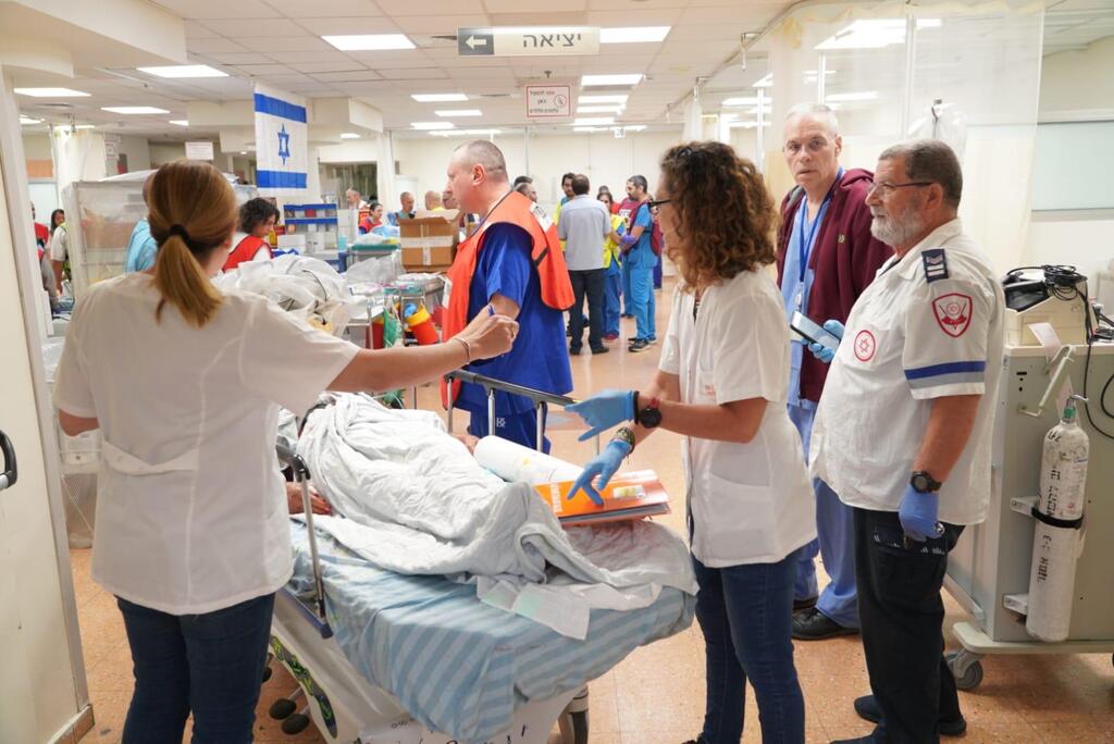 استعدادات الطواقم الطبية في كابلان لاستقبال المصابين وتقديم العلاج الفوري (تصوير: مستشفى كابلان) استعدادات الطواقم الطبية في كابلان لاستقبال المصابين وتقديم العلاج الفوري