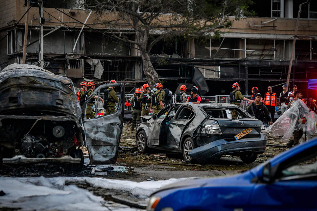 الموقع الذي سقط فيه صاروخ باليستي أُطلق من إيران وألحق أضرارًا في تل أبيب،