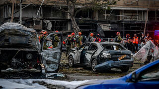 الموقع الذي سقط فيه صاروخ باليستي أُطلق من إيران وألحق أضرارًا في تل أبيب،