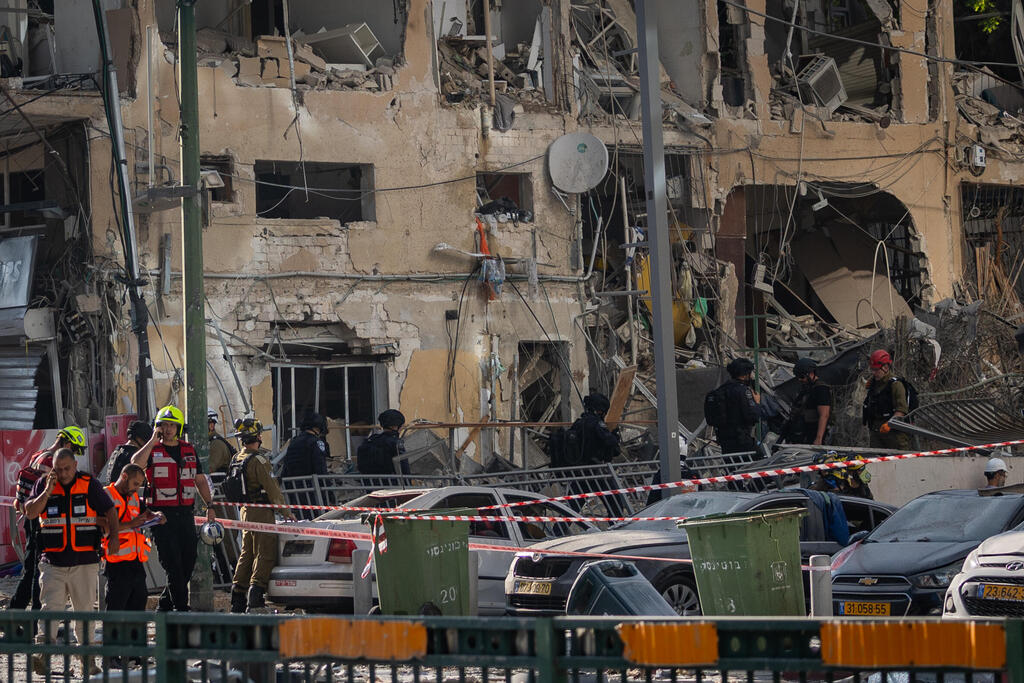 21 إصابة وأضرار في رمات غان جراء سقوط صاروخ باليستي إيراني