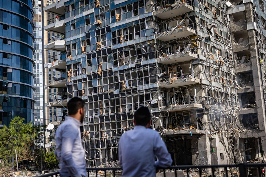 21 إصابة وأضرار في رمات غان جراء سقوط صاروخ باليستي إيراني
