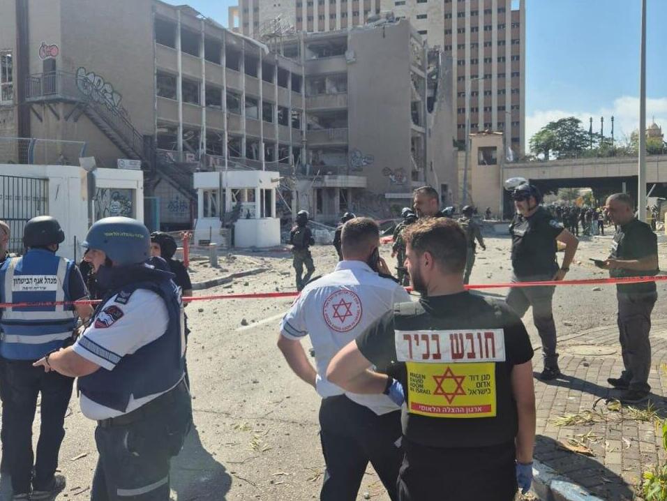 3 مصابين بحالة خطيرة في حيفا جراء رشقة صاروخية من إيران