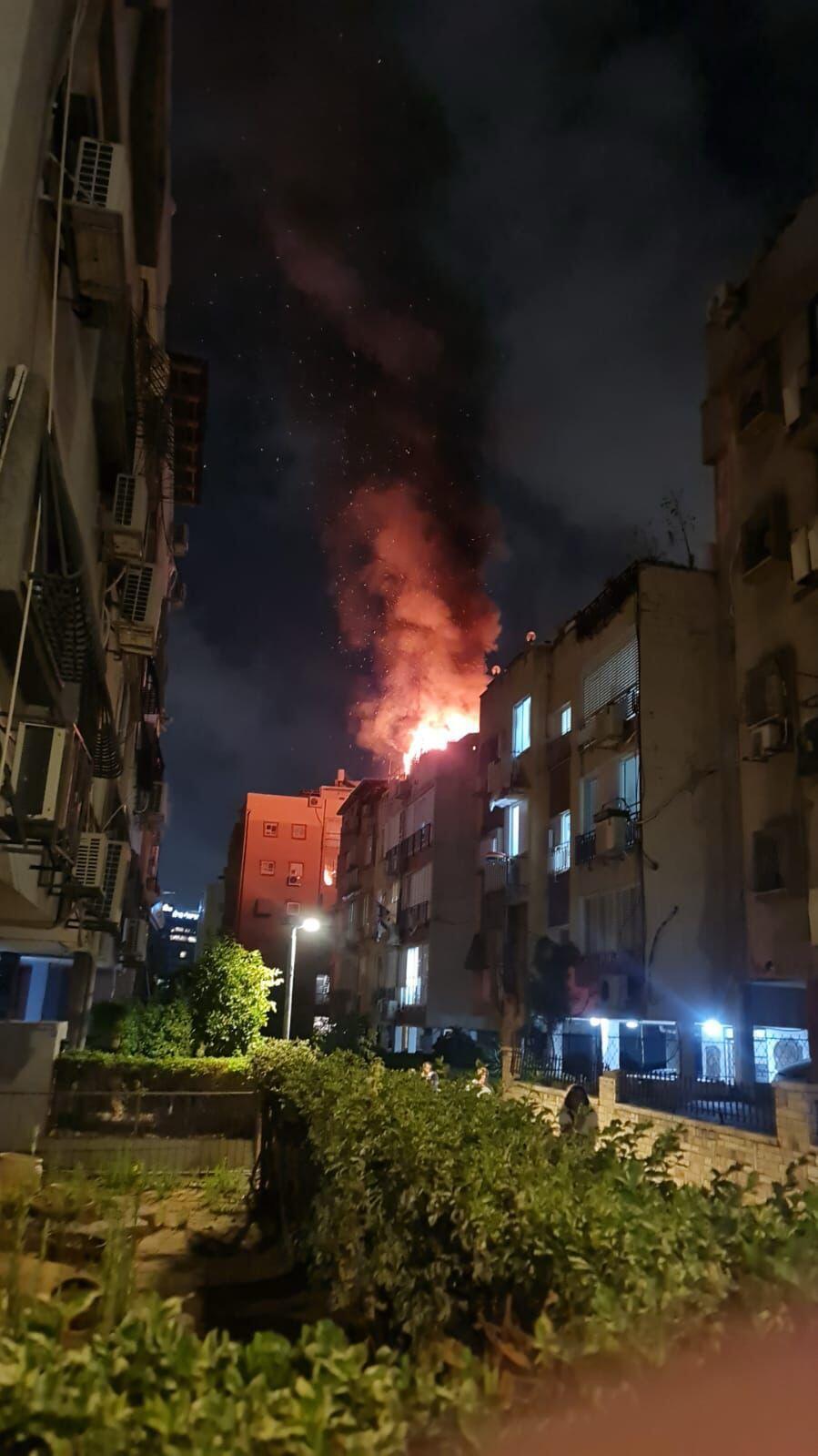 حريق في مبنى سكني في حولون جراء سقوط شظايا. (بموجب بند 27 أ لقانون الحقوق الأدبية عام 2007) حريق في مبنى سكني في حولون جراء سقوط شظايا.